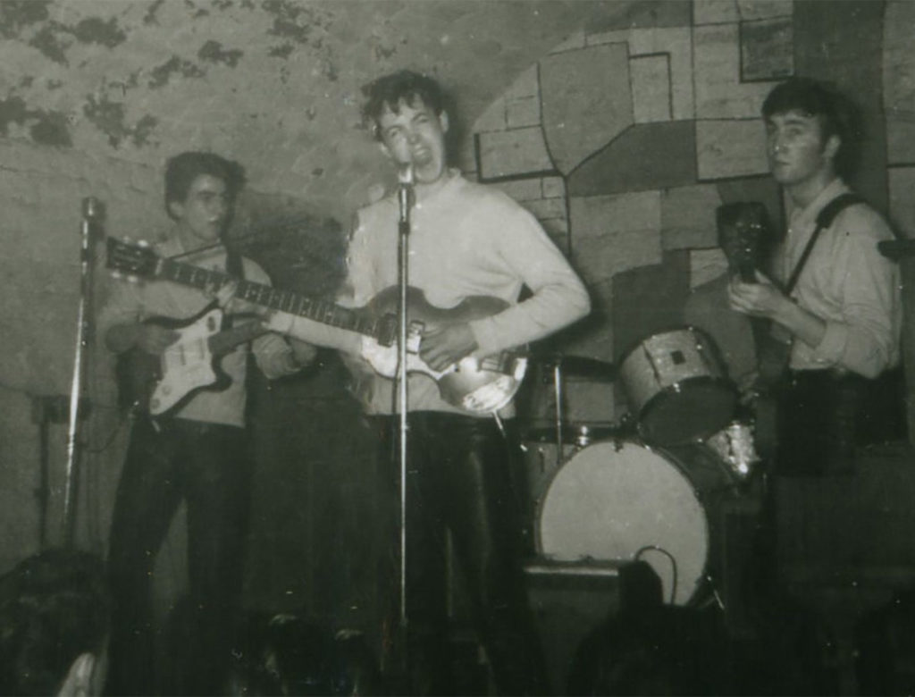 Βρέθηκαν σπάνιες φωτογραφίες των θρυλικών Beatles, να παίζουν σε ένα κλαμπ το 1961!