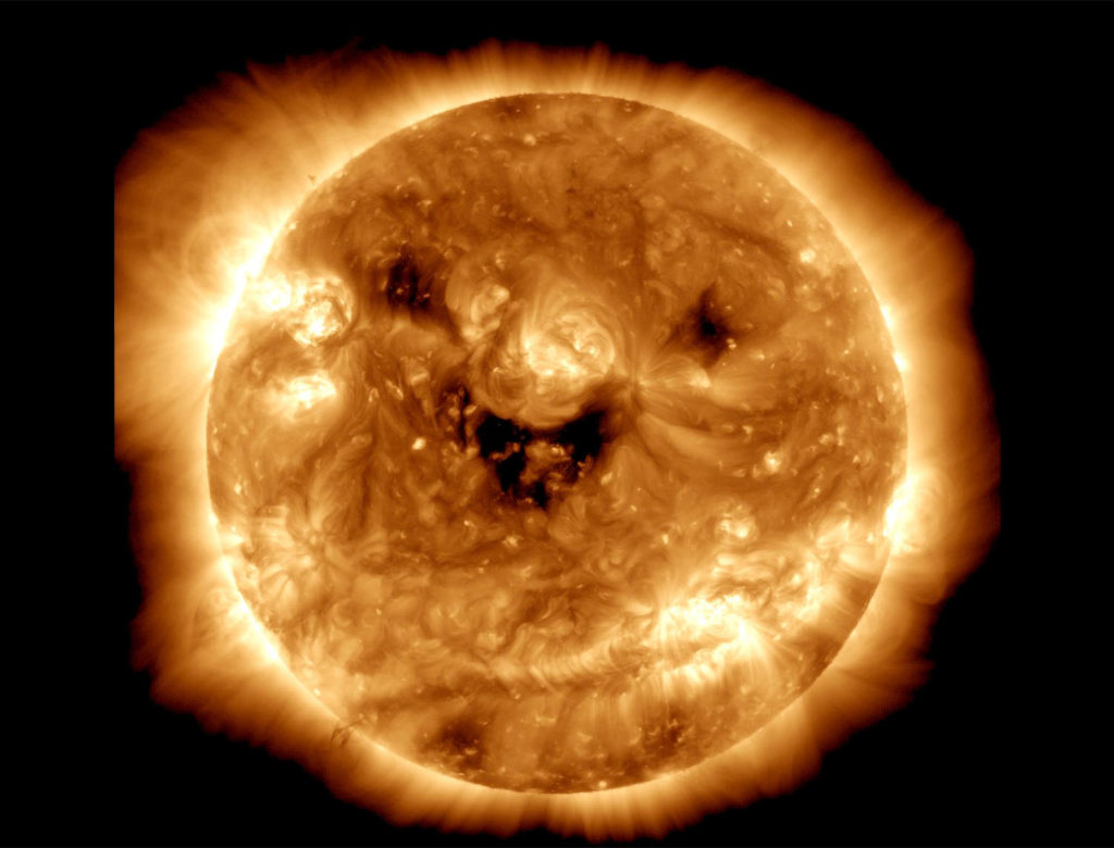 Απίστευτη φωτογραφία της NASA, δείχνει τον ήλιο να χαμογελάει!