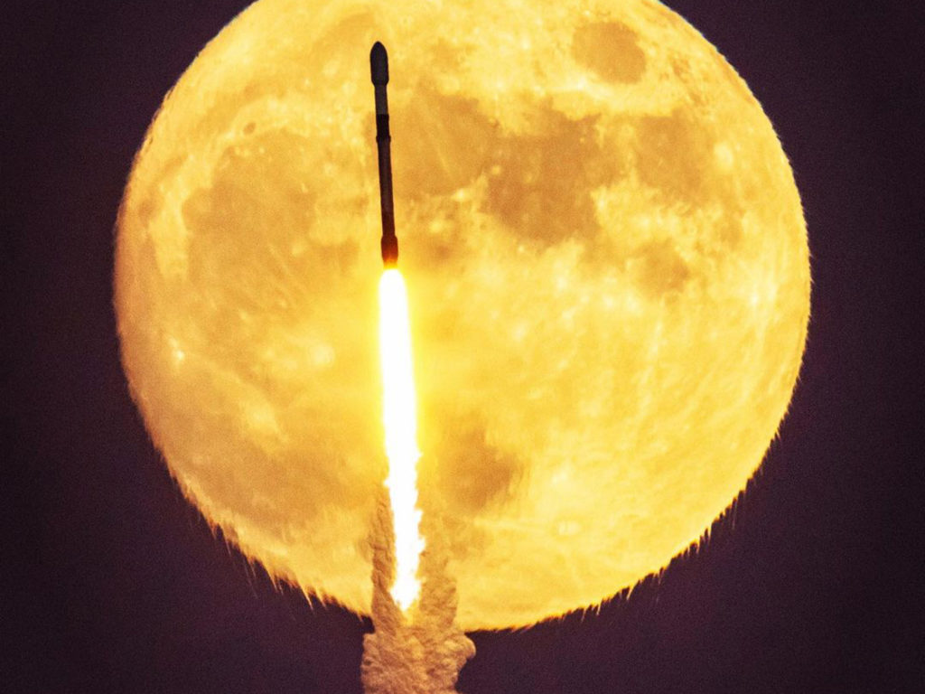 Η στιγμή που πύραυλος της SpaceX περνάει μπροστά από την πανσέληνο μαγεύει!