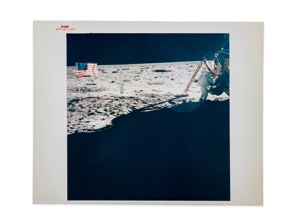 H μοναδική ολόσωμη φωτογραφία του Νιλ Άρμστρονγκ στη Σελήνη αναμένεται να πουληθεί για 30.000 δολάρια!