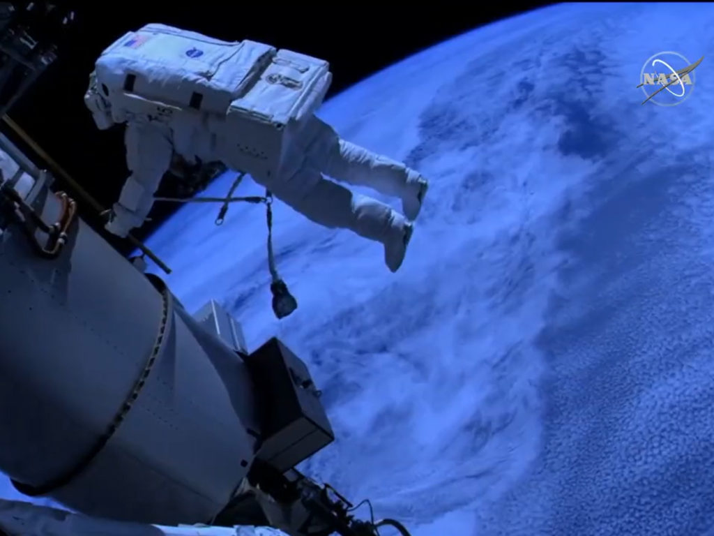 Κάμερα αστροναύτη κατέγραψε θεαματική εικόνα της Γης κατά τη διάρκεια διαστημικού περιπάτου!
