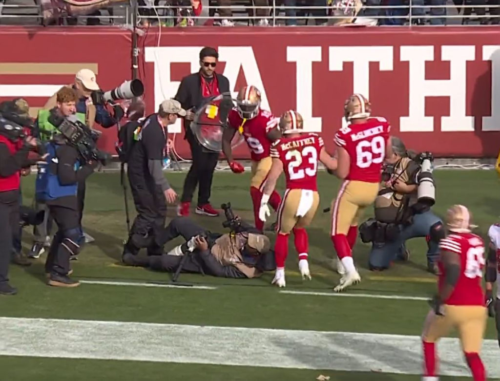 Παίκτης του NFL πέφτει πάνω σε φωτογράφο ρίχνοντας τον κάτω με δύναμη!