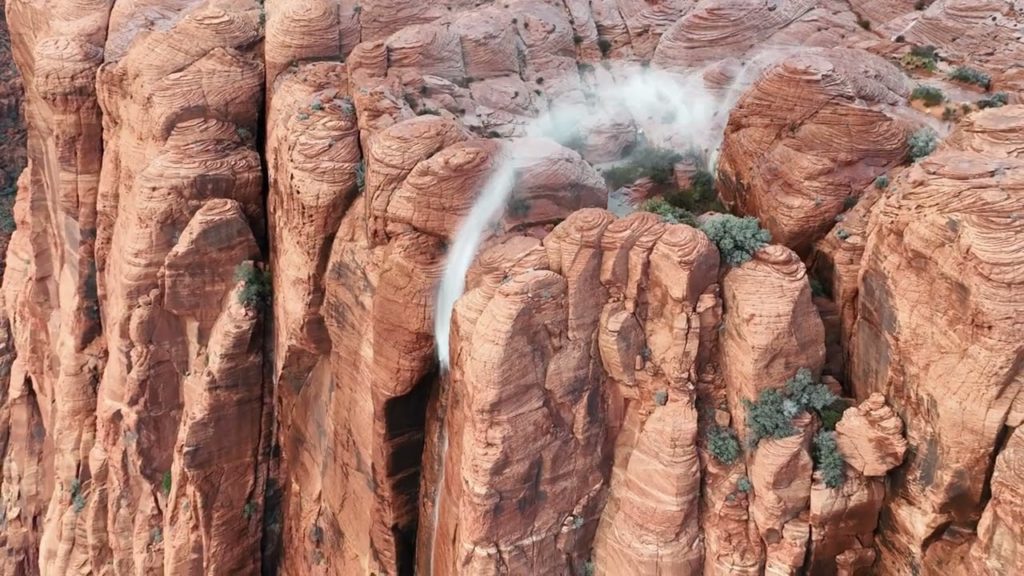 Φωτογράφος απαθανάτισε καταρράκτη που αψηφά τη βαρύτητα στην Utah!