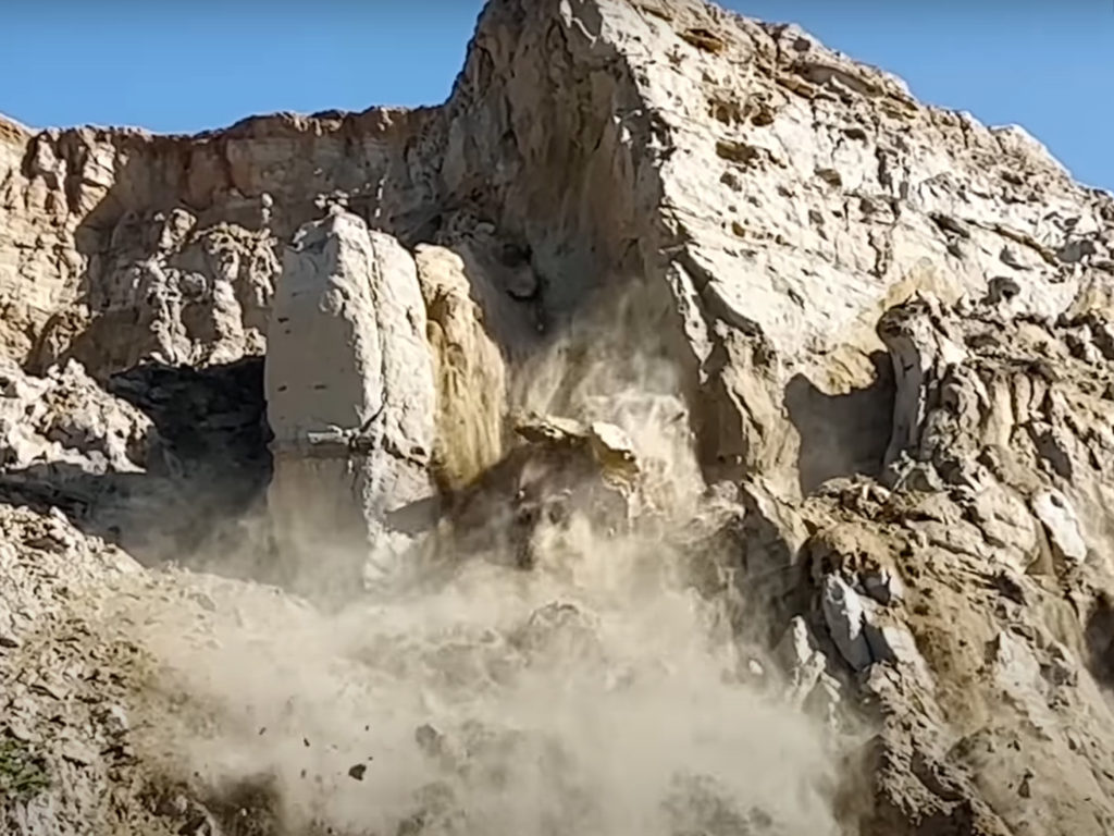 Φωτογράφος καταγράφει σοκαριστική πτώση βράχου σε παραλία