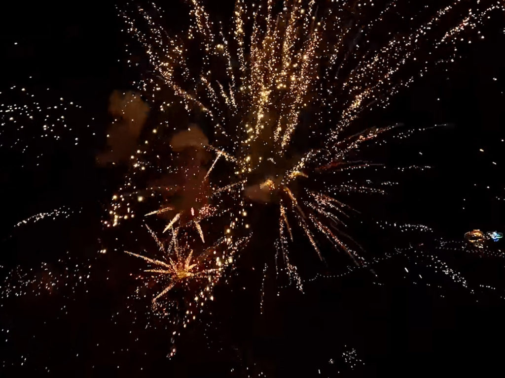 FPV Drone καταγράφει βίντεο τη στιγμή που περνάει μέσα από πυροτεχνήματα την παραμονή της Πρωτοχρονιάς