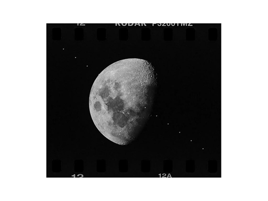 Φωτογράφος απαθανατίζει με φιλμ 35mm τον ISS να διασχίζει τη Σελήνη!