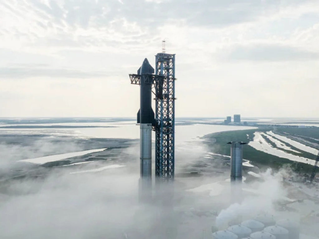Επικές εικόνες του τεράστιου πυραύλου Starship της SpaceX στην εξέδρα εκτόξευσης