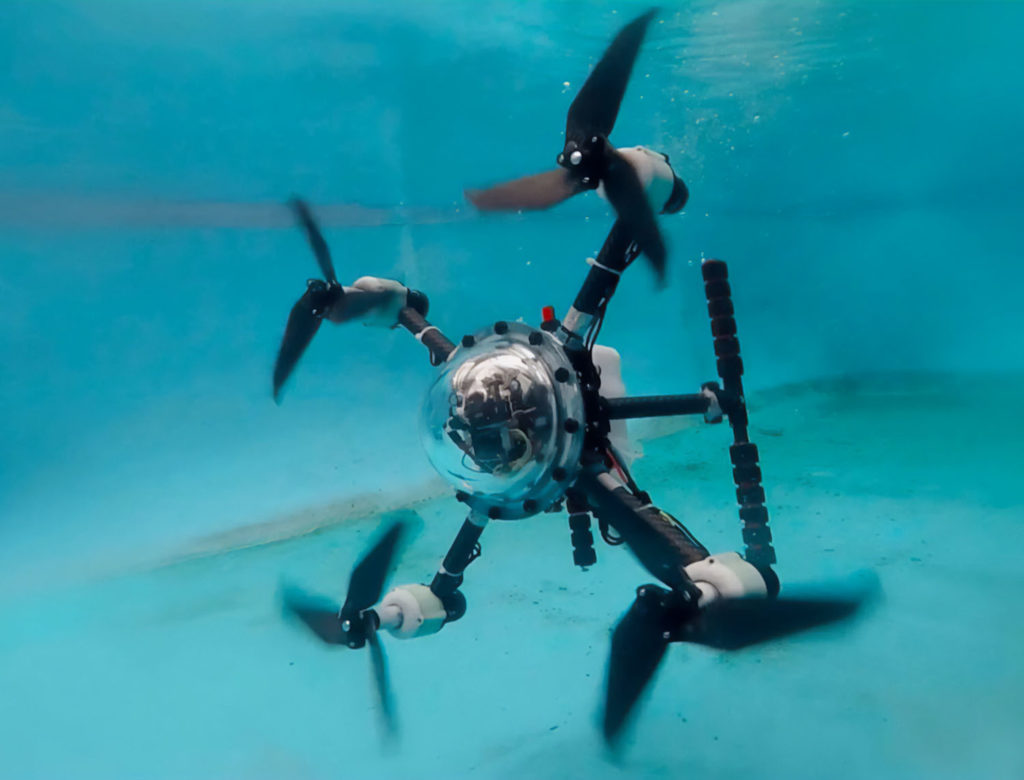 Αυτό το πειραματικό drone, μπορεί να πετάξει στον αέρα αλλά και να βουτήξει μέσα στο νερό!