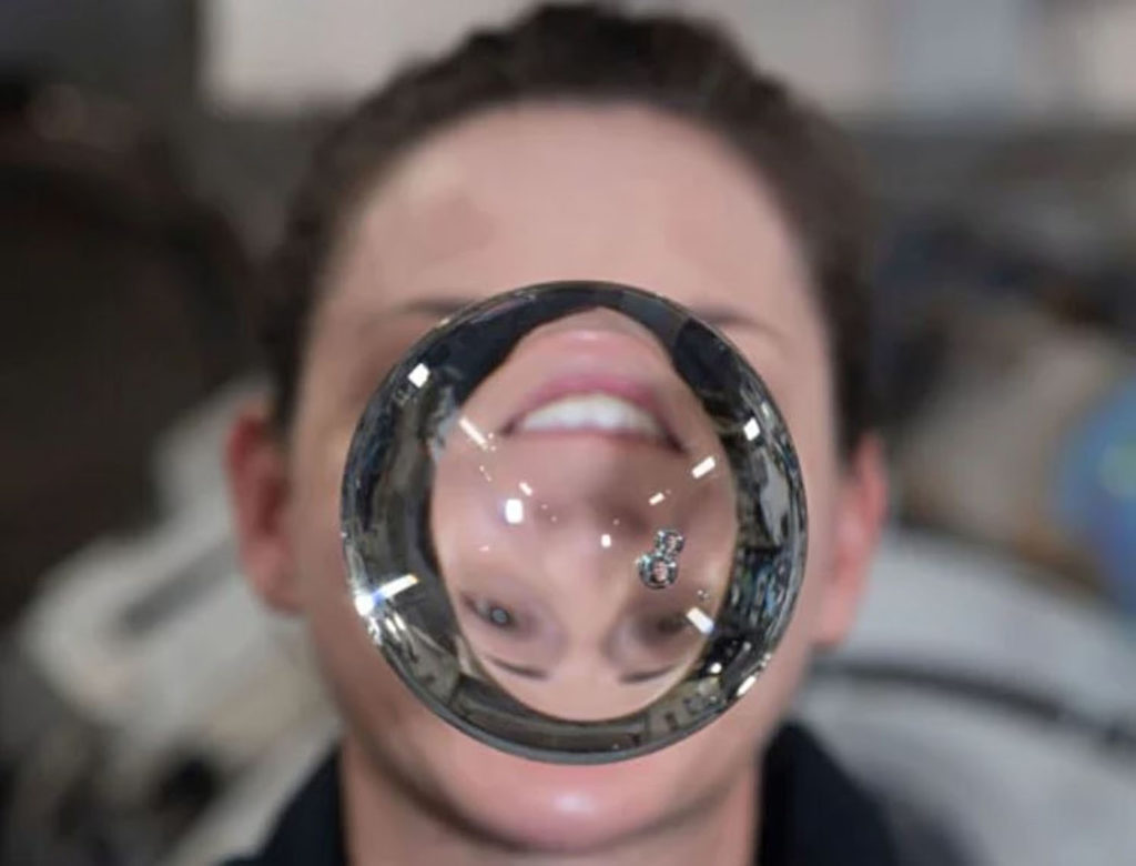 Πρόσωπο αστροναύτη φαίνεται ανάποδα μέσα από μια αιωρούμενη φυσαλίδα νερού!