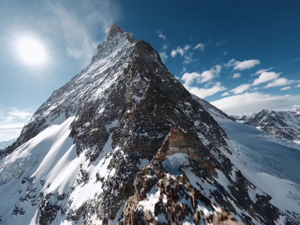 FPV drone κόβει την ανάσα με πλάνα 5K πάνω από την κορυφή του Matterhorn στις Άλπεις!