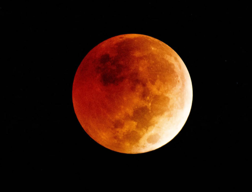 Επικό timelapse δείχνει το φεγγάρι να γίνεται κόκκινο κατά τη σεληνιακή έκλειψη!