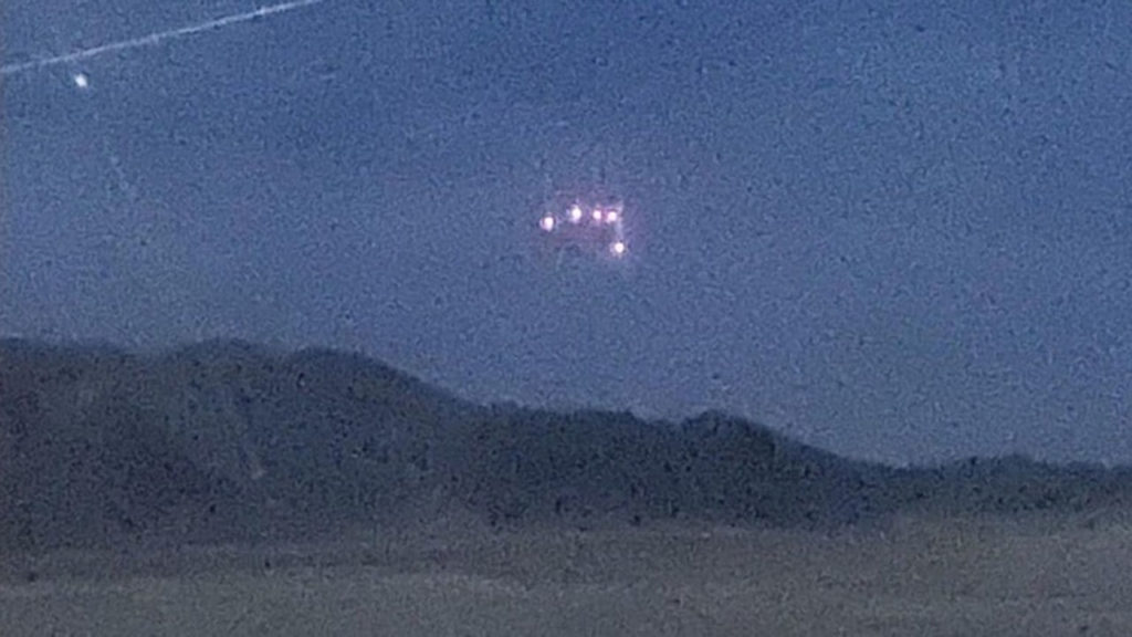 Μυστηριώδες UFO εθεάθη πάνω από στρατιωτική βάση στην Καλιφόρνια!