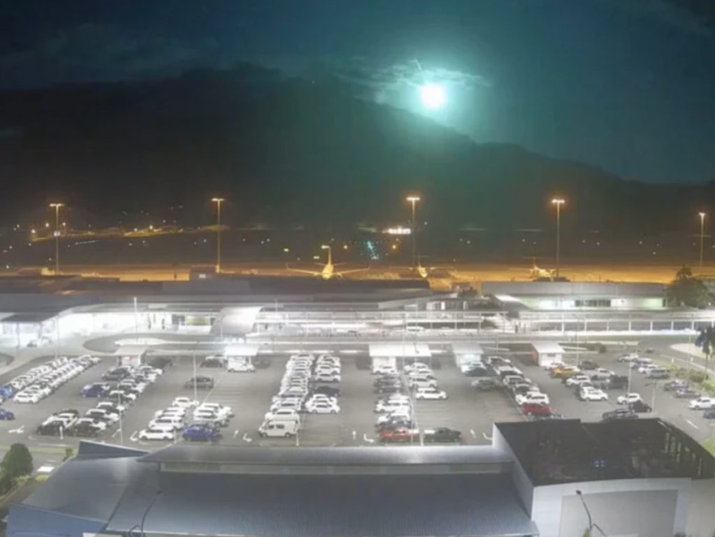 Κάμερα αεροδρομίου καταγράφει τεράστια έκρηξη μετεωρίτη