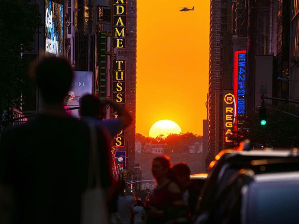 Χιλιάδες φωτογράφοι συγκεντρώνονται στη Νέα Υόρκη για το λεγόμενο “Manhattanhenge”