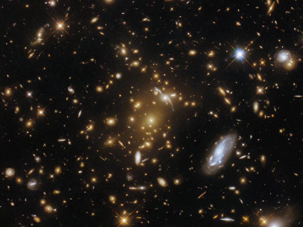 Το Hubble φέρνει νέα εντυπωσιακή εικόνα σμήνους γαλαξιών