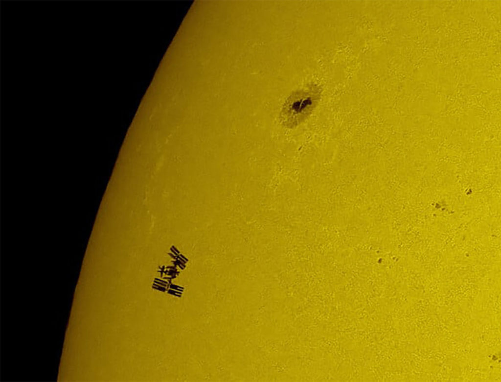 Δείτε τον ISS να διασχίζει τον ήλιο κατά τη διάρκεια διαστημικού περιπάτου!