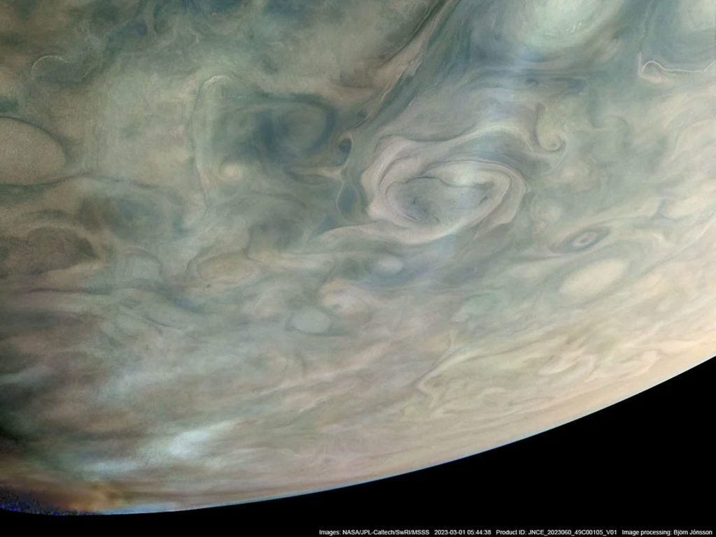 Juno: Στροβιλιζόμενα σύννεφα πάνω από τον Δία