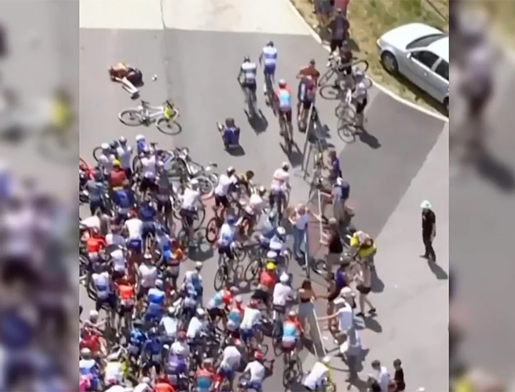 Μια απόπειρα για selfie προκάλεσε ατύχημα στους ποδηλάτες του Tour de France!