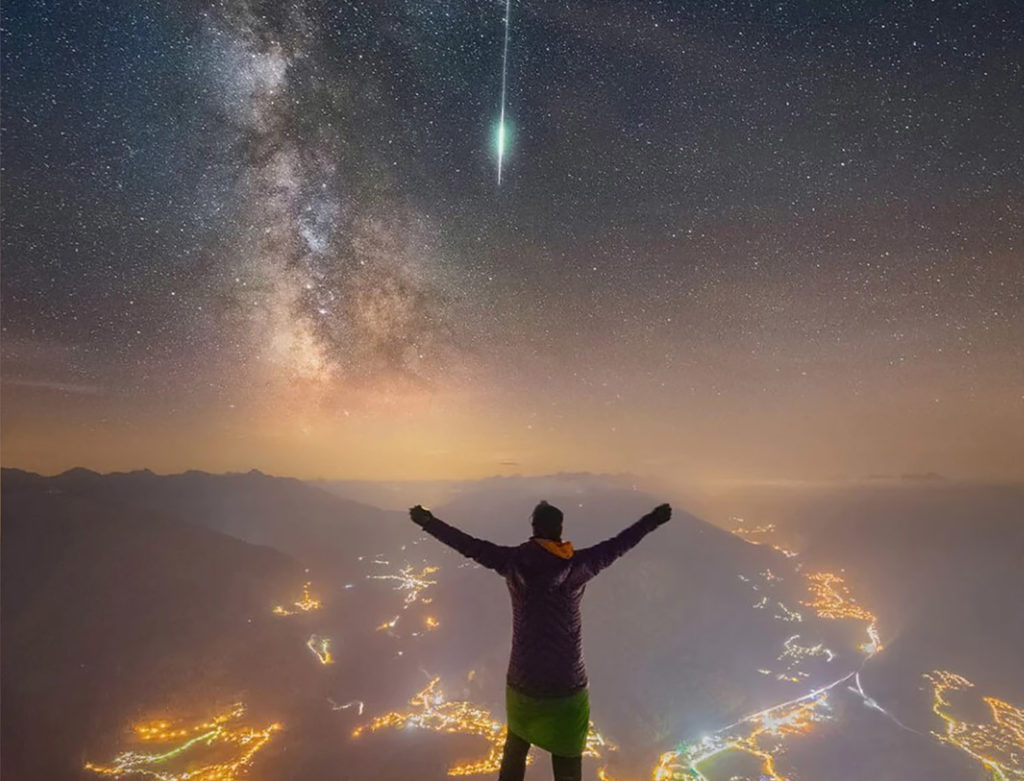 Φωτογράφος απαθανατίζει το γαλαξία την ώρα που πέφτει μετεωρίτης!