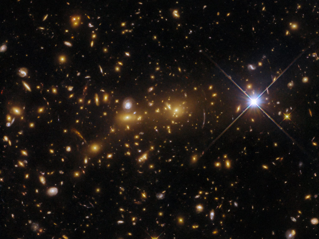 Το Hubble παρατηρεί ένα γαλαξιακό “τέρας”