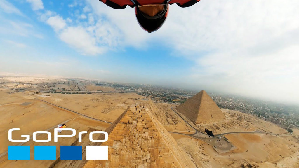 Δείτε μια επική πτήση με wingsuit ακριβώς πάνω από τη Μεγάλη Πυραμίδα της Γκίζας!