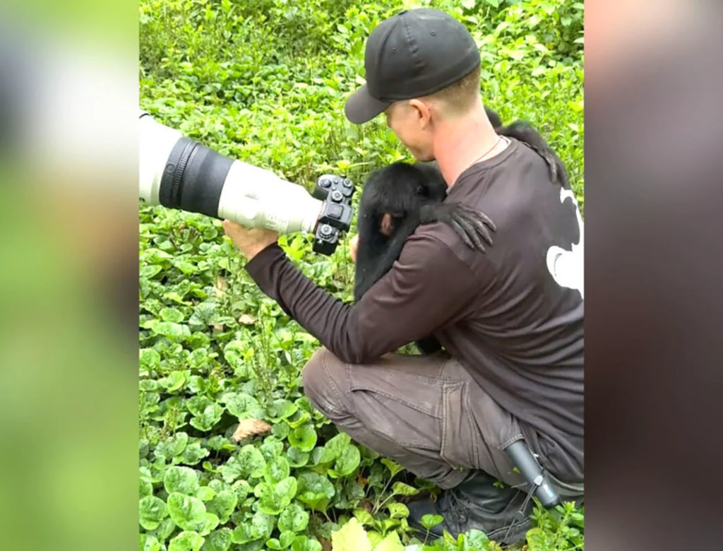 Πιθηκίνα θυμήθηκε και αγκάλιασε φωτογράφο μετά από 2 χρόνια!