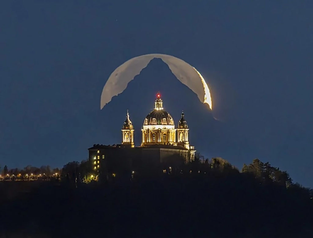 Απίστευτη εικόνα: Το φεγγάρι, μια εκκλησία και ένα βουνό σε πλήρη ευθυγράμμιση!