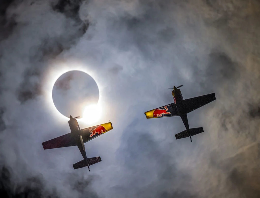 Φωτογράφοι συνεργάστηκαν με πιλότους για μοναδικές φωτογραφίες της ολικής έκλειψης Ηλίου!