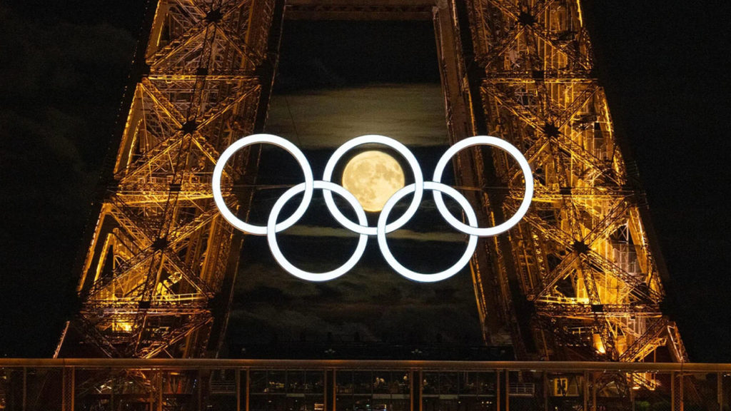Δείτε την πανσέληνο μέσα στους ολυμπιακούς δακτυλίους στον πύργο του Eiffel!