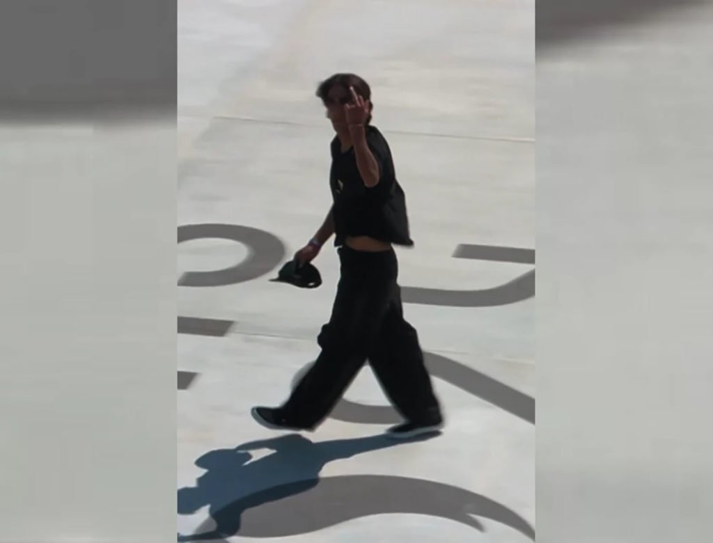 Κολομβιανός skater έκανε άσεμνη χειρονομία προς την κάμερα στους Ολυμπιακούς Αγώνες!