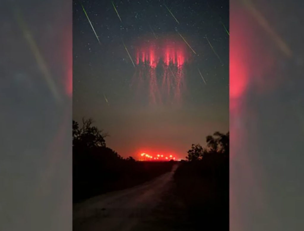 Φωτογράφος κατέγραψε κόκκινους κεραυνούς μαζί με βροχή μετεωριτών ταυτόχρονα!