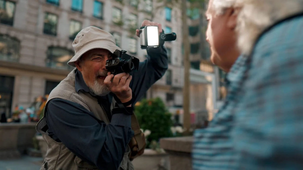 Bruce Gilden: Ο γνωστός φωτογράφος δρόμου λέει ότι σε ένα χρόνο δε θα έχει δουλειά!