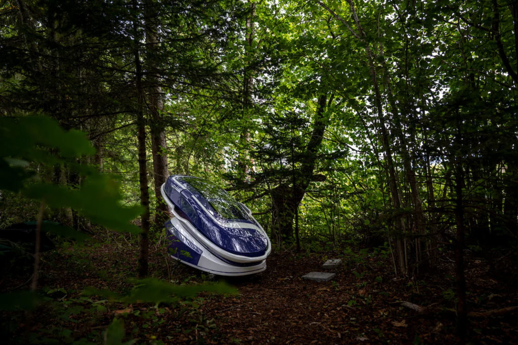 Συνελήφθη Φωτορεπόρτερ για τις Φωτογραφίες του Πρώτου Ανθρώπου που Χρησιμοποίησε το Suicide Pod