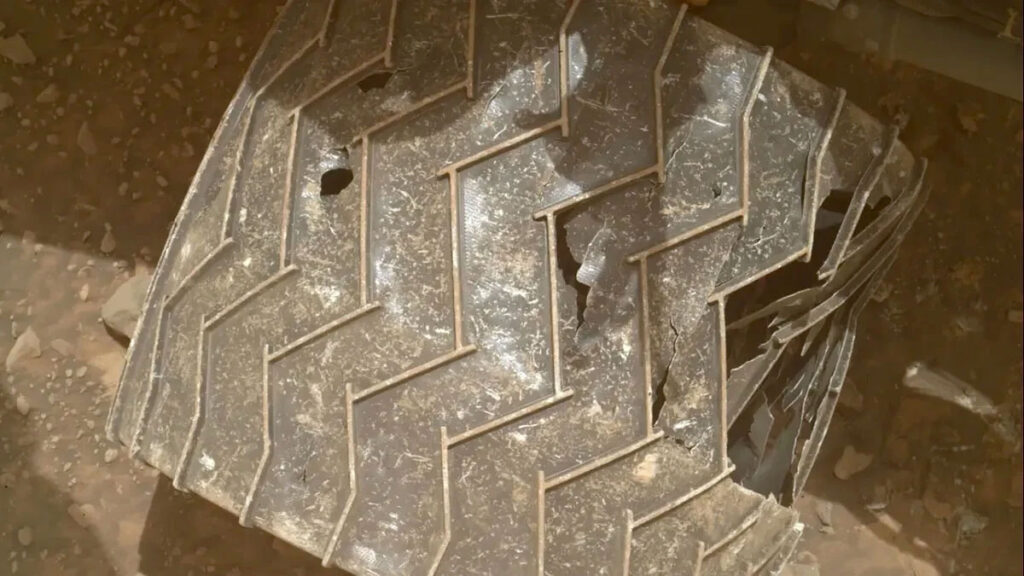 Το Ρόβερ Curiosity της NASA Συνεχίζει τη Φωτογραφική Εξερεύνηση στον Άρη Παρά τη Μεγάλη Ζημιά στον Τροχό του