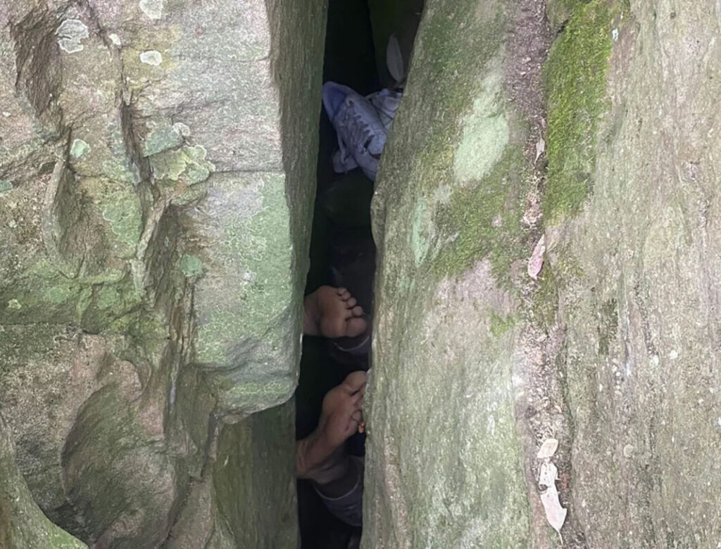 Μια γυναίκα παγιδεύτηκε σε σχισμή βράχου όταν τραβούσε φωτογραφίες με το κινητό της!