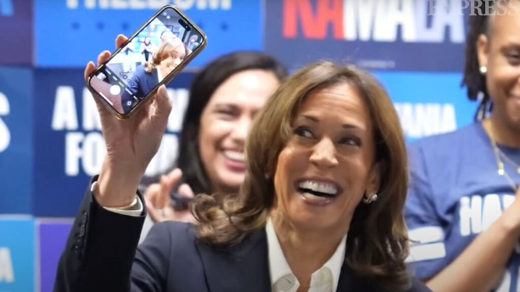 Kamala Harris: Προσποιούνταν πως μιλούσε στο τηλέφωνο ενώ είχε ανοιχτή την κάμερα;