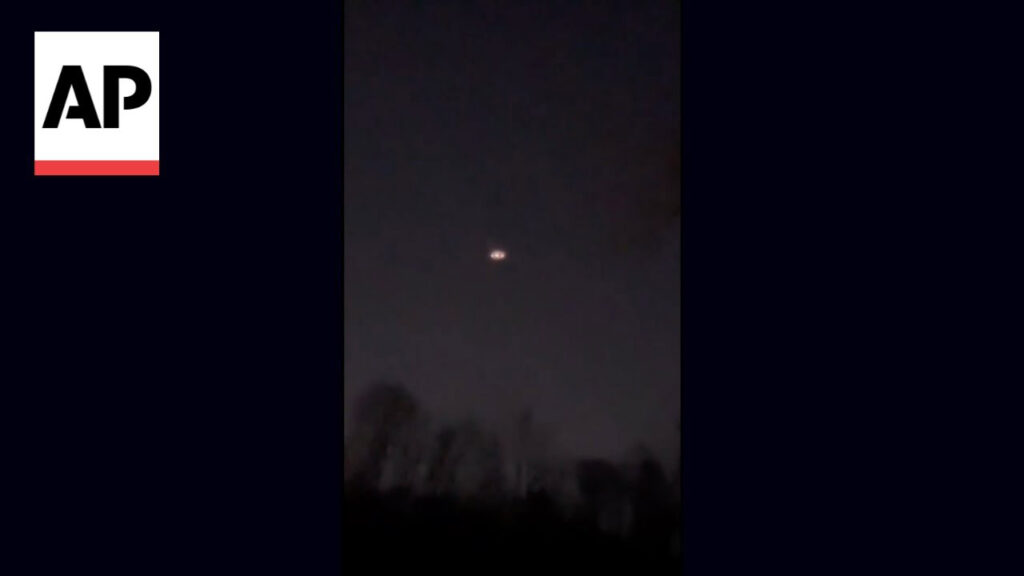 ΗΠΑ: Εμφανίστηκαν μυστηριώδη λαμπερά drones πάνω από το New Jersey!