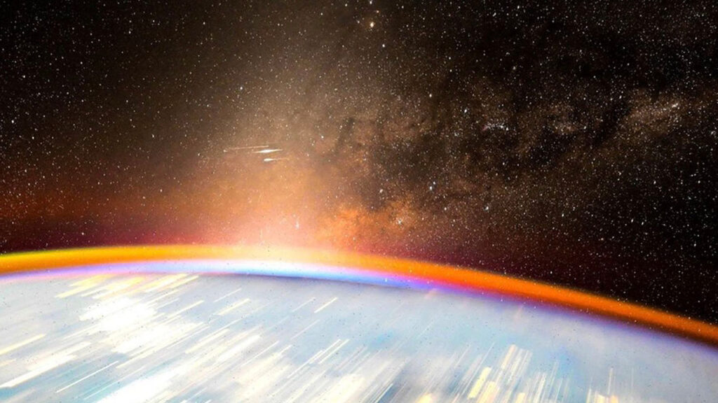 Αστροναύτης απαθανάτισε το γαλαξία, Starlink δορυφόρους και το ζωδιακό φως σε μια λήψη!