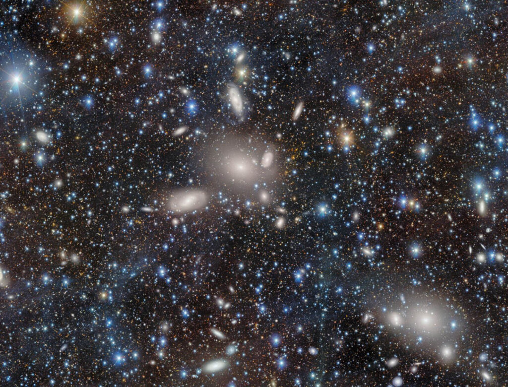 Dark Energy Camera: Εκπληκτική εικόνα ενός τεράστιου συμπλέγματος γαλαξιών!