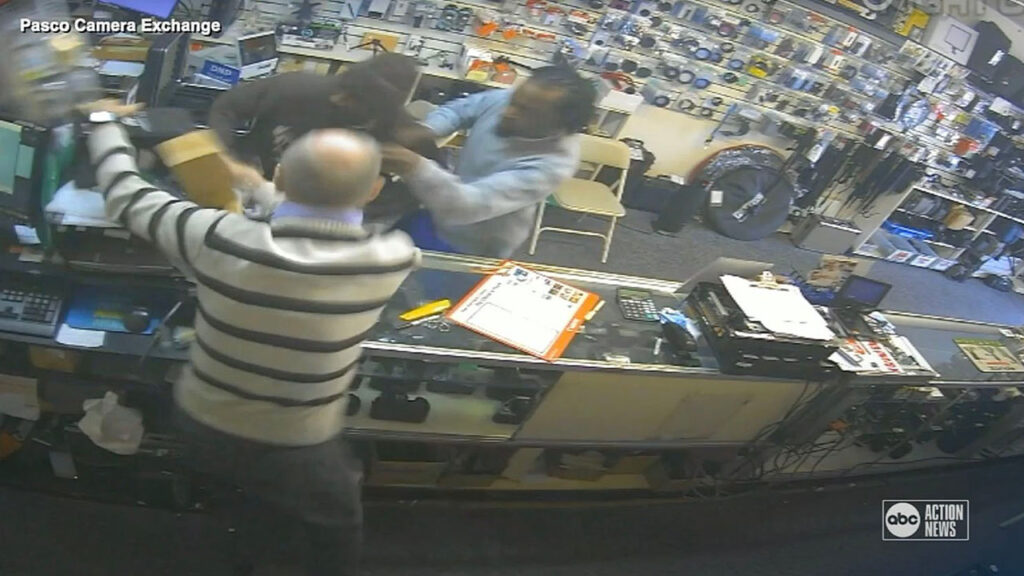 Ηλικιωμένος ιδιοκτήτης φωτογραφικού καταστήματος παλεύει με κλέφτες!