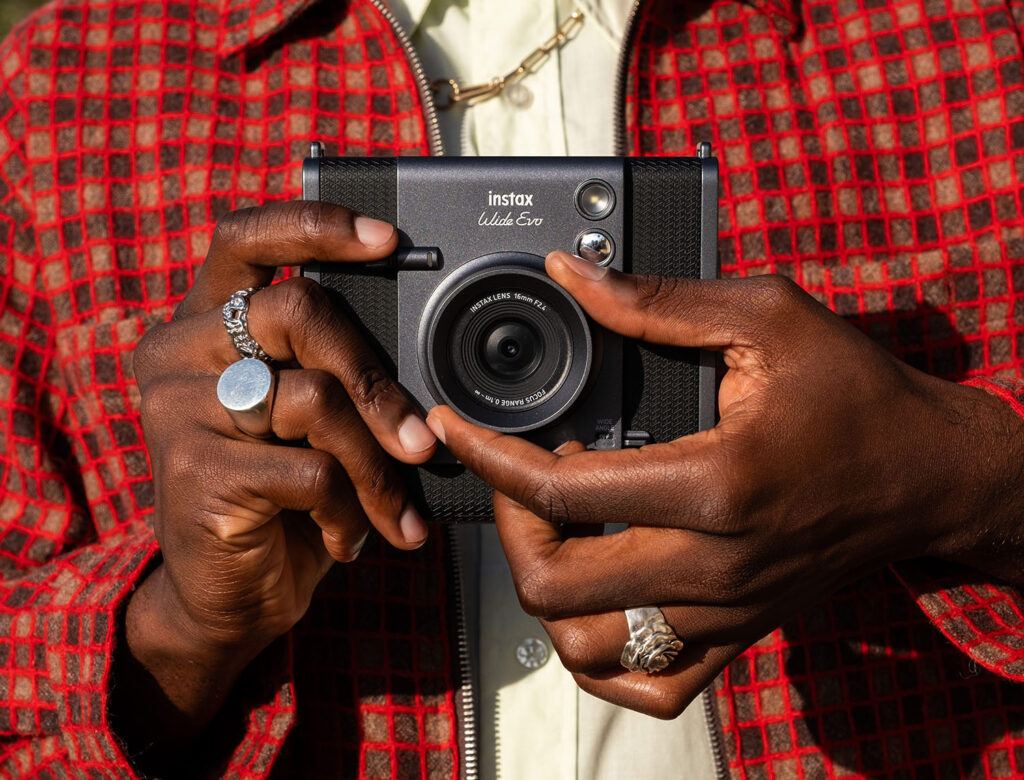 Κυκλοφόρησε η νέα υβριδική κάμερα Fujifilm Instax Wide EVO!