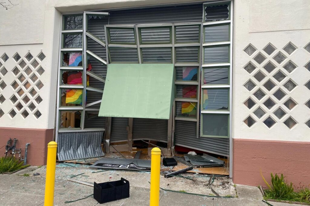 Λεηλασία σε κατάστημα φωτογραφικών: Ληστές μπήκαν με αυτοκίνητο από τη βιτρίνα