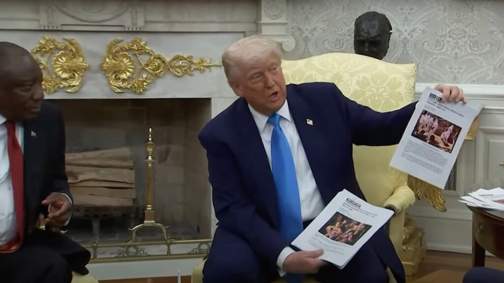 Trump: Κρατούσε φωτογραφία λάθος χώρας κατά τη διάρκεια ενός meeting!