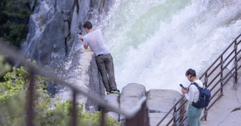 Τουρίστας ρισκάρει τη ζωή του για φωτογραφία στο χείλος του καταρράκτη Vernal στο Yosemite