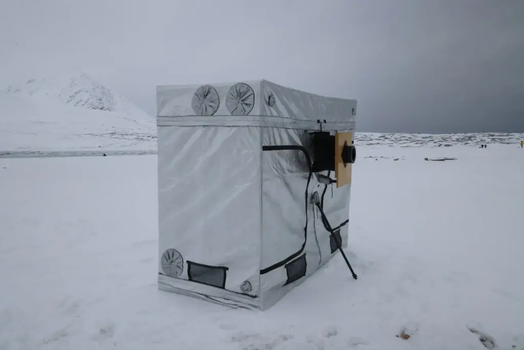 Φωτογράφος δημιουργεί φακούς από πάγο παγετώνων για να αποτυπώσει ονειρικές εικόνες!