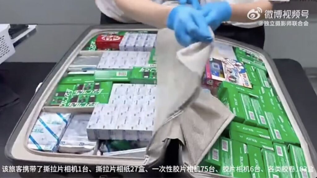 Επιχείρησε να περάσει από τελωνείο 80 κάμερες και 100 κουτιά φιλμ και τον έπιασαν στα «πράσα»