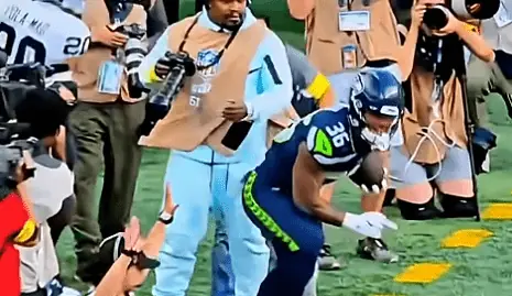 Ο πρώην σταρ του NFL Marshawn Lynch ως φωτογράφος: Έβαλε αγκώνα για να προστατέψει τη κάμερα του