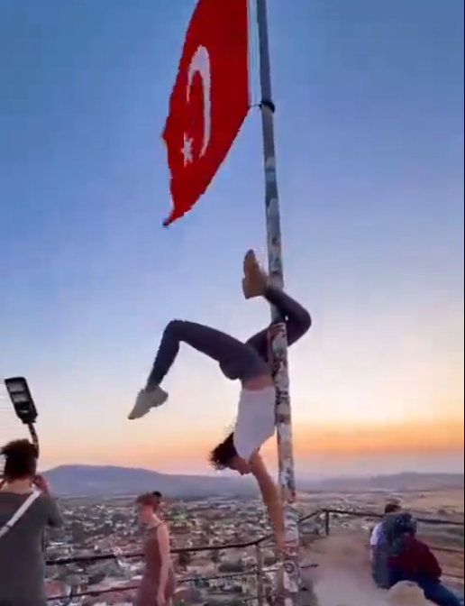 Influencer κινδυνεύει με φυλάκιση 3 ετών στην Τουρκία για 12’’ βίντεο γύρω από τη σημαία