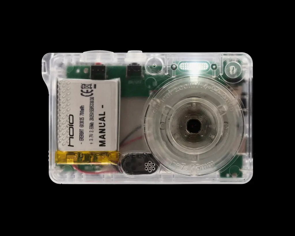 Holo Digital Camera: Η Manual λανσάρει point-and-shoot των 95 δολαρίων με Y2K αισθητική