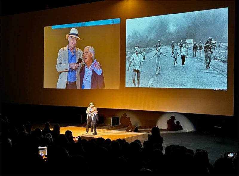 O Nick Ut Υπερασπίζεται την Κληρονομιά του μετά την Αγορά του «The Stringer» από το Netflix